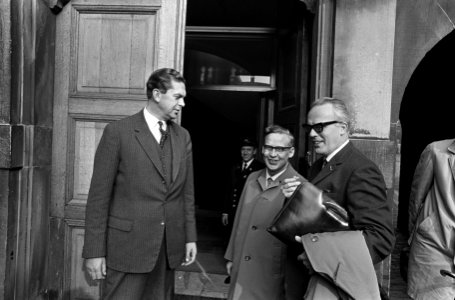 Minister van Landbouw en Visserij Barend Biesheuvel (ARP), minister van Onderwij, Bestanddeelnr 919-6831