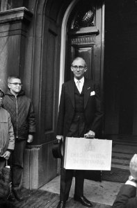 Minister Witteveen met het koffertje met de miljoenennota voor het gebouw van de, Bestanddeelnr 920-7210