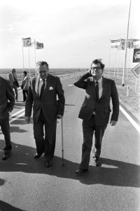 Minister Zeevalking (links) loopt met Hans Gruyters (D66, burgemeester van Lelys, Bestanddeelnr 931-7146