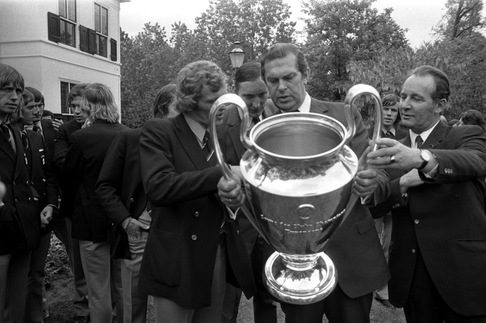 Minister-president Barend Biesheuvel (m) en Ajax-speler Piet Keizer met de cup i, Bestanddeelnr 925-6437