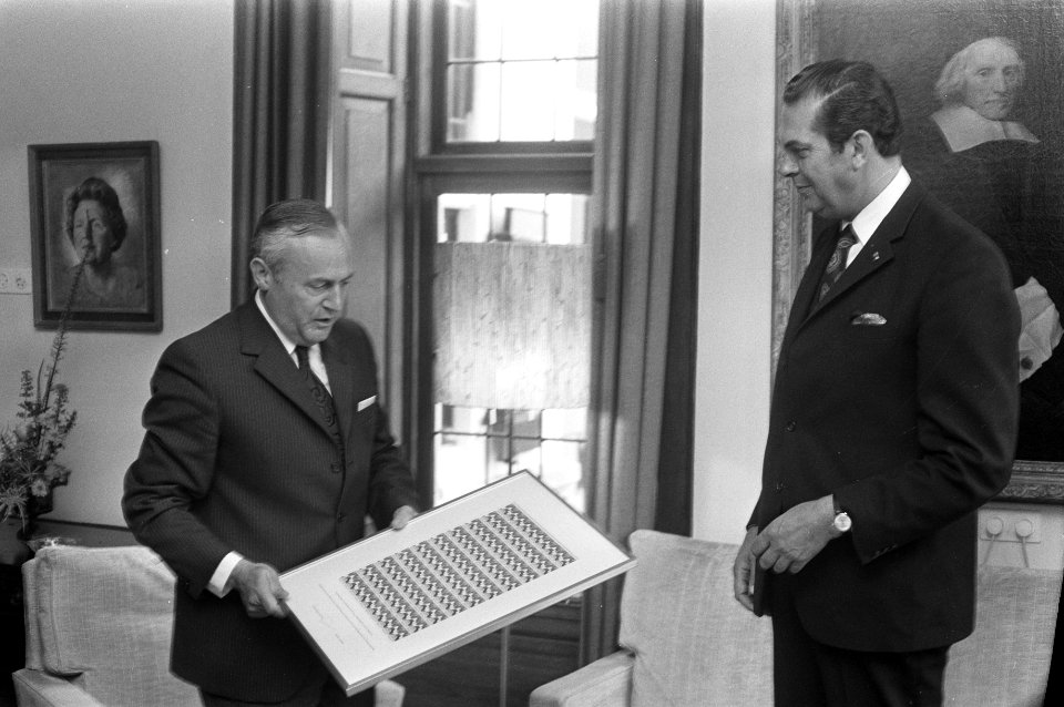 Minister-president Barend Biesheuvel (r) ontvangt de eerste post zegels uitgegev, Bestanddeelnr 925-7169