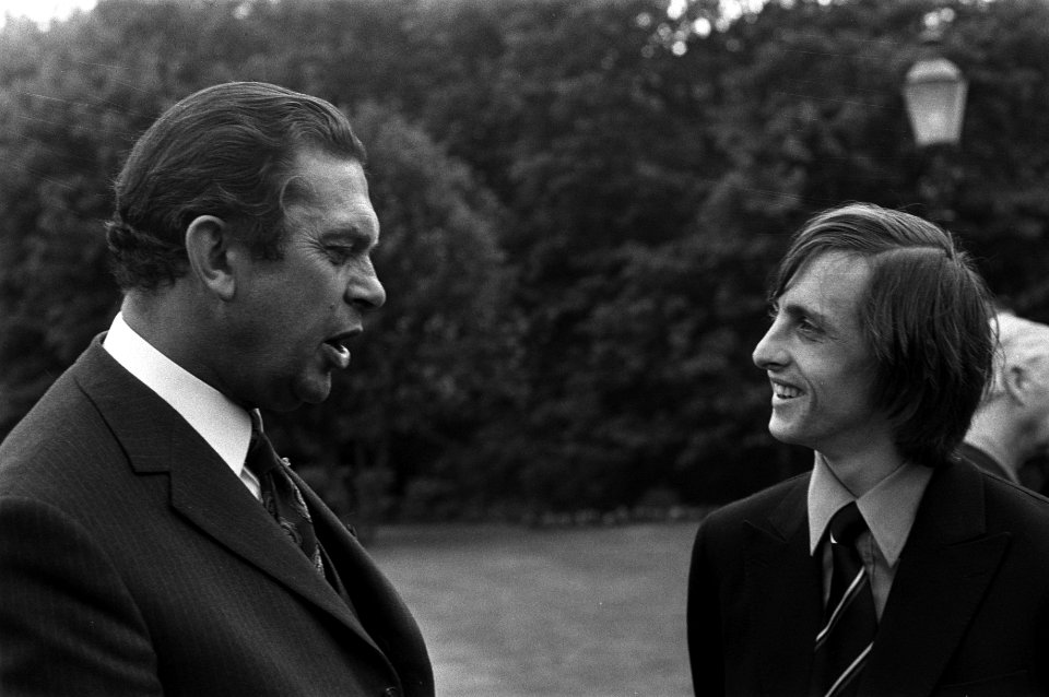 Minister-president Barend Biesheuvel (l) in gesprek met Ajax-speler Johan Cruijf, Bestanddeelnr 925-6431