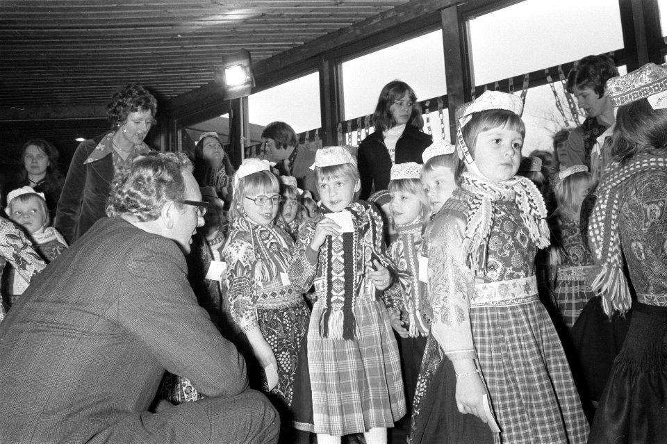 Minister Van Kemenade opent nieuw scholencomplex in Mark minister Van Kemenade p, Bestanddeelnr 927-6005