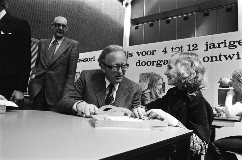 Minister Van Kemenade opent Nationaal Onderwijs Tentoonstelling in Jaarbeurs, Ut, Bestanddeelnr 928-5206