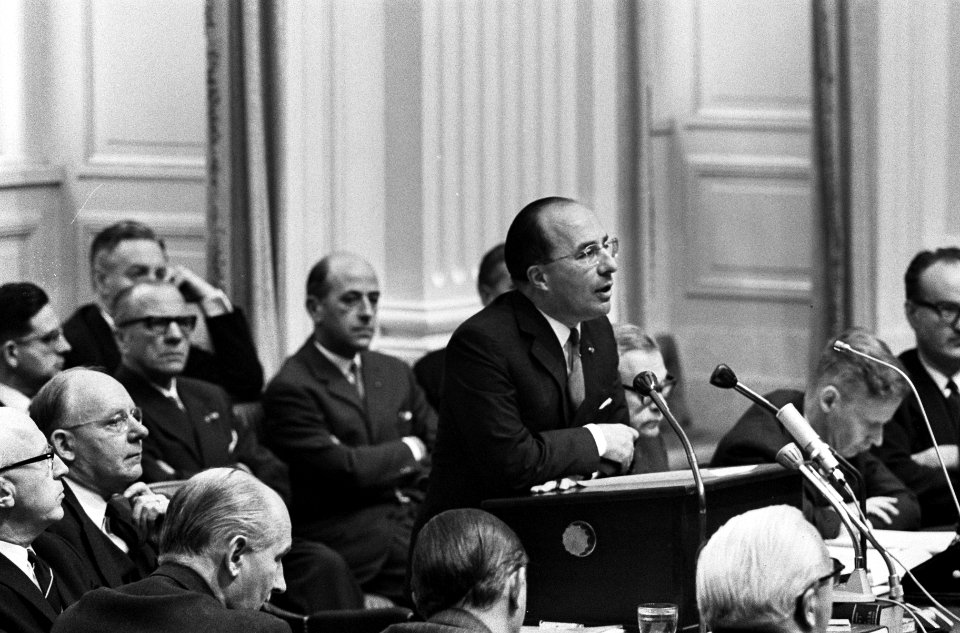 Minister-president Cals tijdens zijn rede, Bestanddeelnr 918-3126