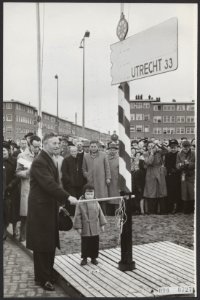Minister van Verkeer en Waterstaat, J Algera, opent bij de Amstelbrug te Amster, Bestanddeelnr 090-0727