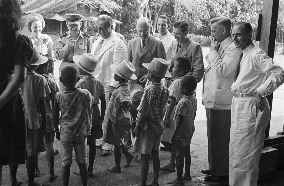 Minister-president Beel en minister Neher bezoeken Sumatra. Beel, Neher, dr. Ten, Bestanddeelnr 475-5-1
