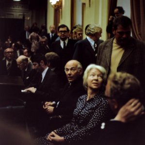 Minister-president Den Uyl en de ministers Van Agt (links) en Vorrink (rechts) i, Bestanddeelnr 254-9284