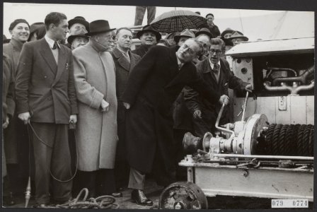 Minister-president dr. W. Drees slaat de eerst paal voor het tehuis voor bejaard, Bestanddeelnr 079-0774