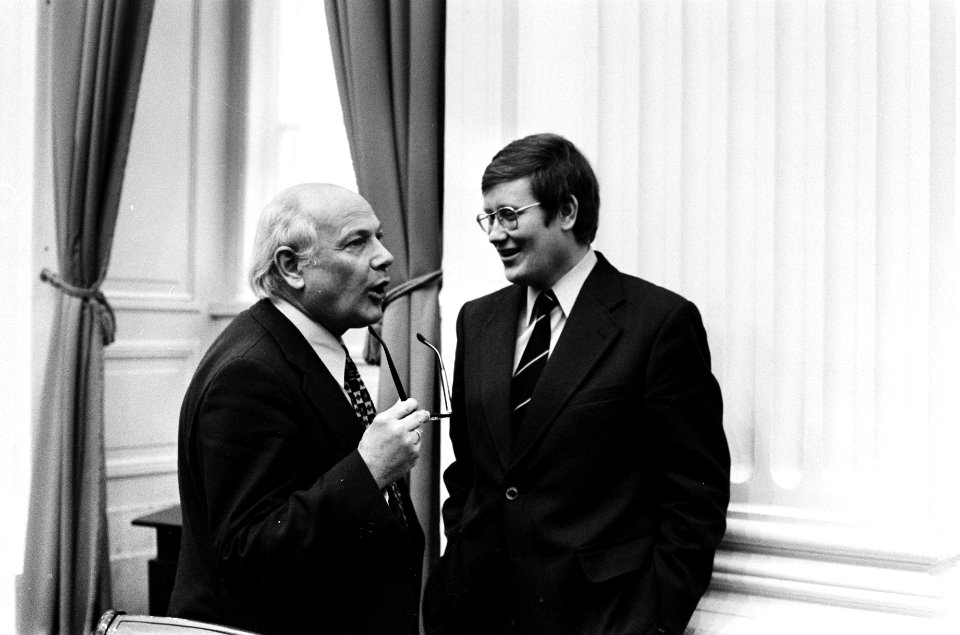 Minister-president Den Uyl (links) en Wiegel, fractievoorzitter VVD, Bestanddeelnr 927-9678