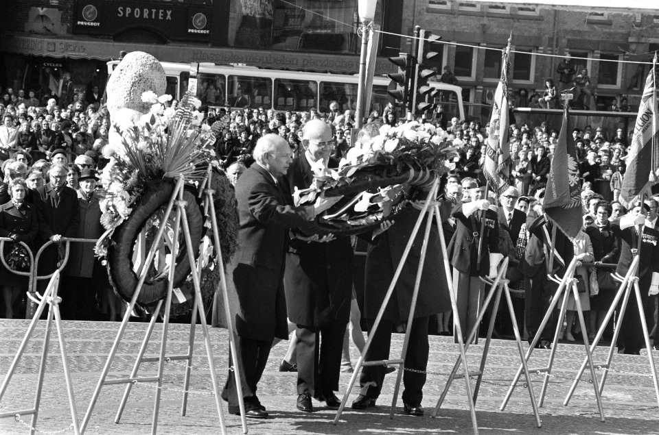 Minister-president Den Uyl (links) en minister De Gaay Fortman (midden) bij de k, Bestanddeelnr 927-9111