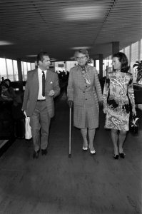 Minister van Staat , mevrouw Klompe arriveert op Schiphol uit Rome, mevrouw Klom, Bestanddeelnr 925-0104