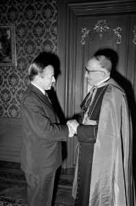 Minister-president de Jong (links) en mgr. Beltrami, Bestanddeelnr 920-4066