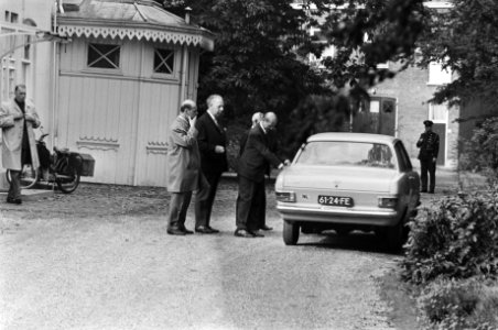 Minister-president De Jong heeft onderhoud met ir. Manusama , president der Zuid, Bestanddeelnr 923-9045