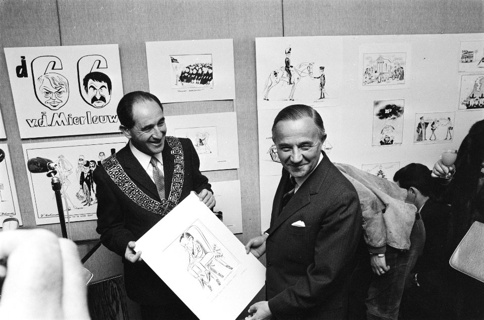 Minister-president De Jong (r) krijgt een tekening uit handen van loco- burgemee, Bestanddeelnr 924-4653