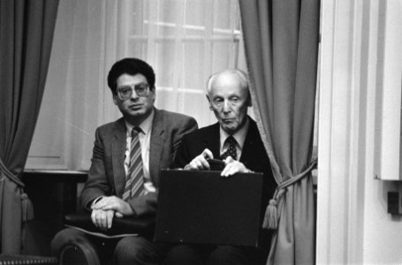 Minister Van Thijn (PvdA, Binnenlandse Zaken) en regeringscommissaris Simons wac, Bestanddeelnr 931-7990