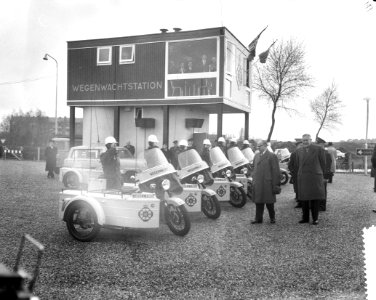 Minister van Verkeer en Waterstaat drs H A Korthals opent ANWB Wegenwachtstat, Bestanddeelnr 911-1976