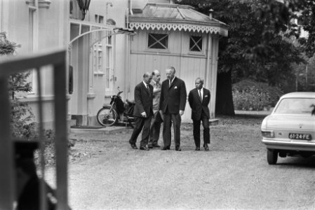 Minister-president De Jong heeft onderhoud met ir. Manusama , president der Zuid, Bestanddeelnr 923-9041