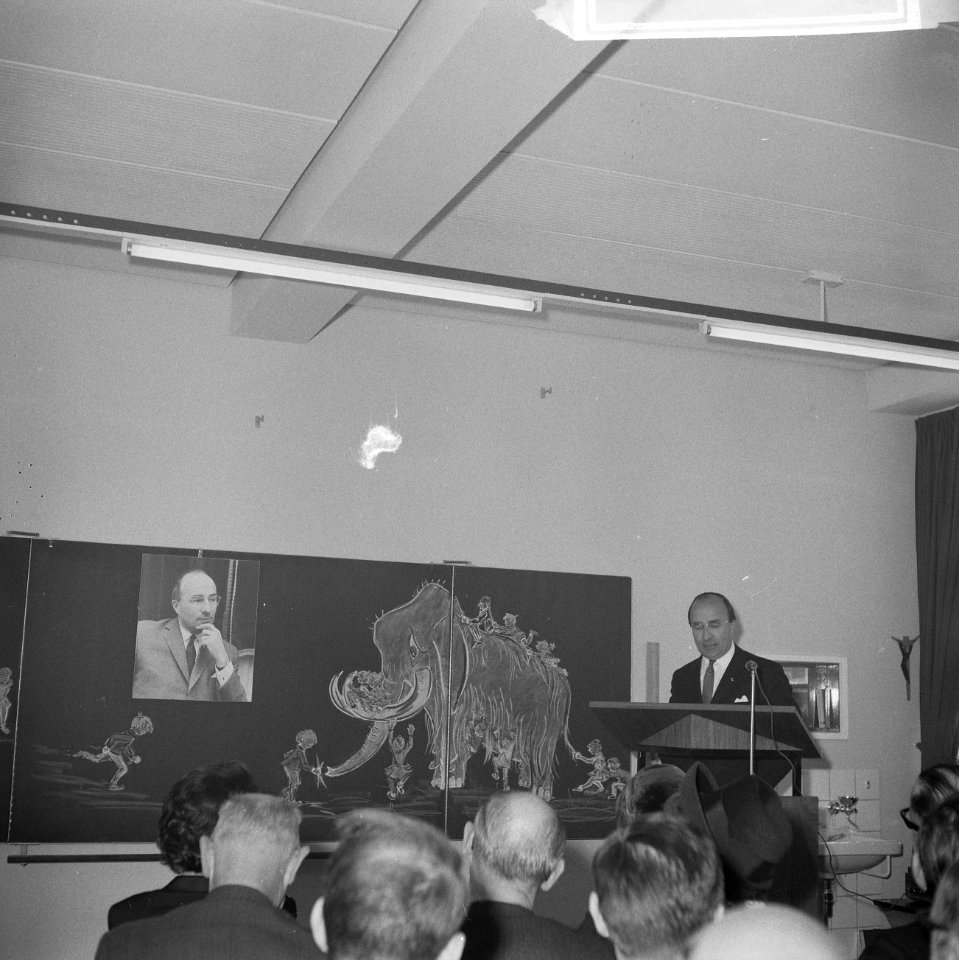 Minister-president Cals tijdens een toespraak. Aan de wand hangt een schoolbord , Bestanddeelnr 918-3736