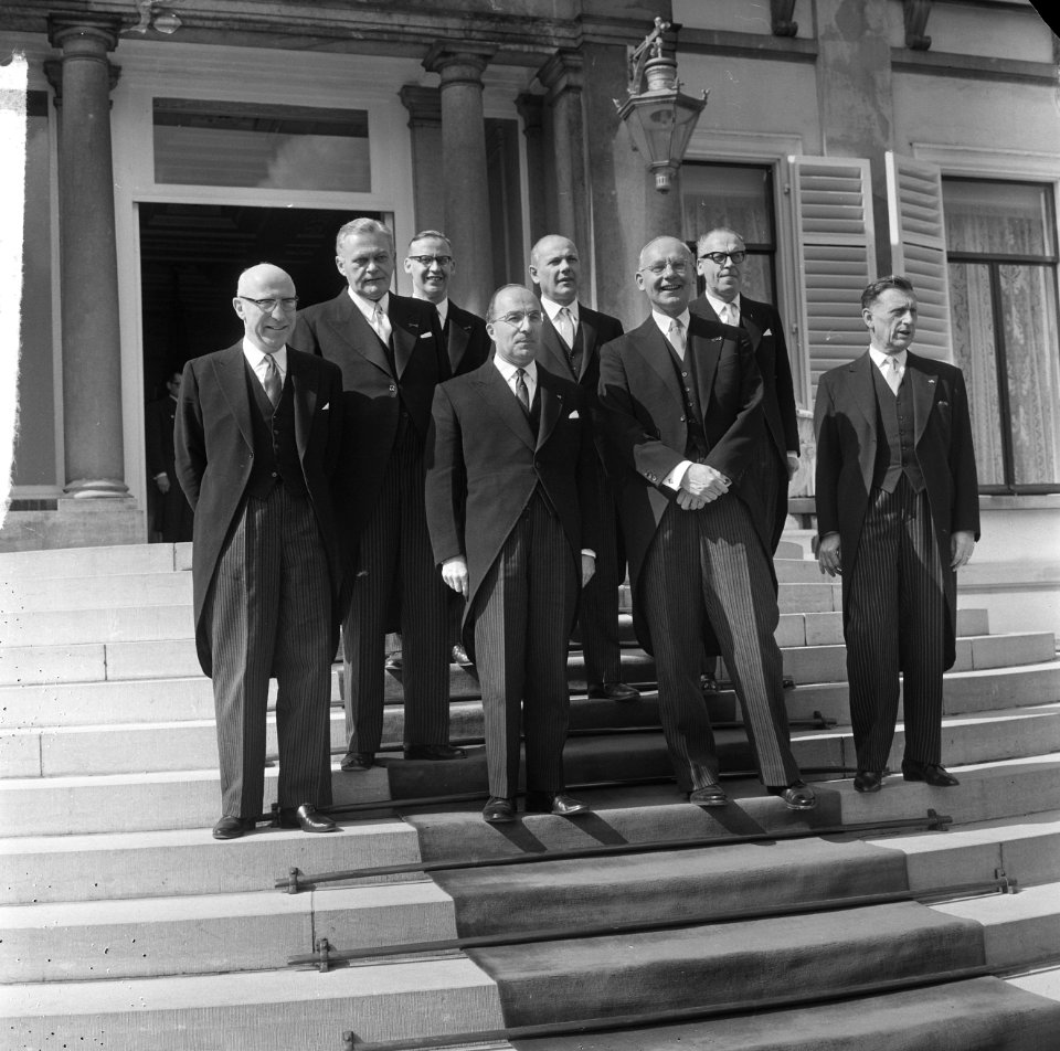 Ministers beëdigd op Paleis Soestdijk v.l.n.r. de heren ministers Samkalden, Sma, Bestanddeelnr 917-6510