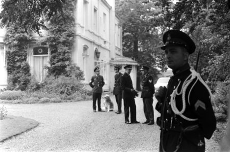 Minister-president De Jong heeft onderhoud met ir. Manusama , president der Zuid, Bestanddeelnr 923-9042