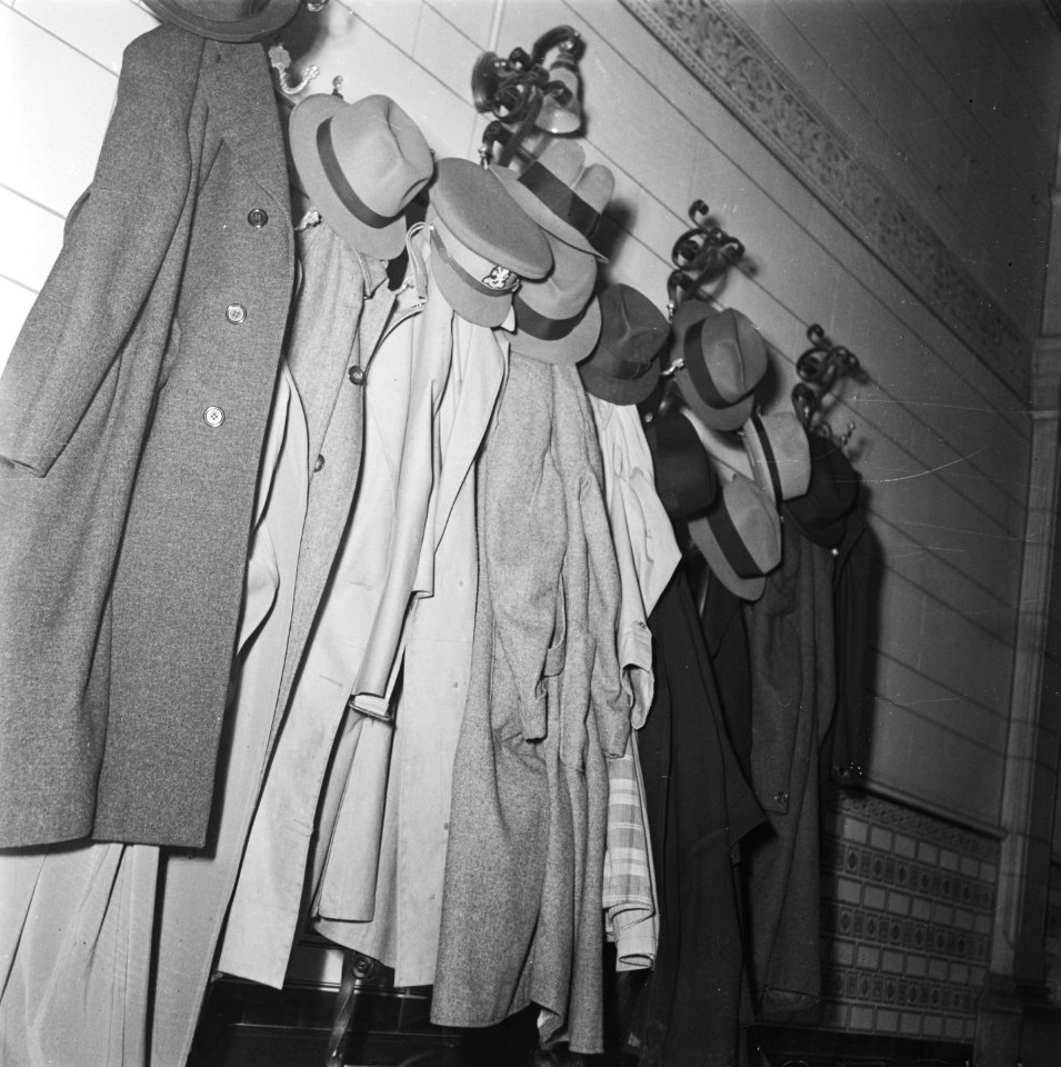 Ministerraad bijeen Jassen en hoeden van ministers in garderobe, Bestanddeelnr 900-8609