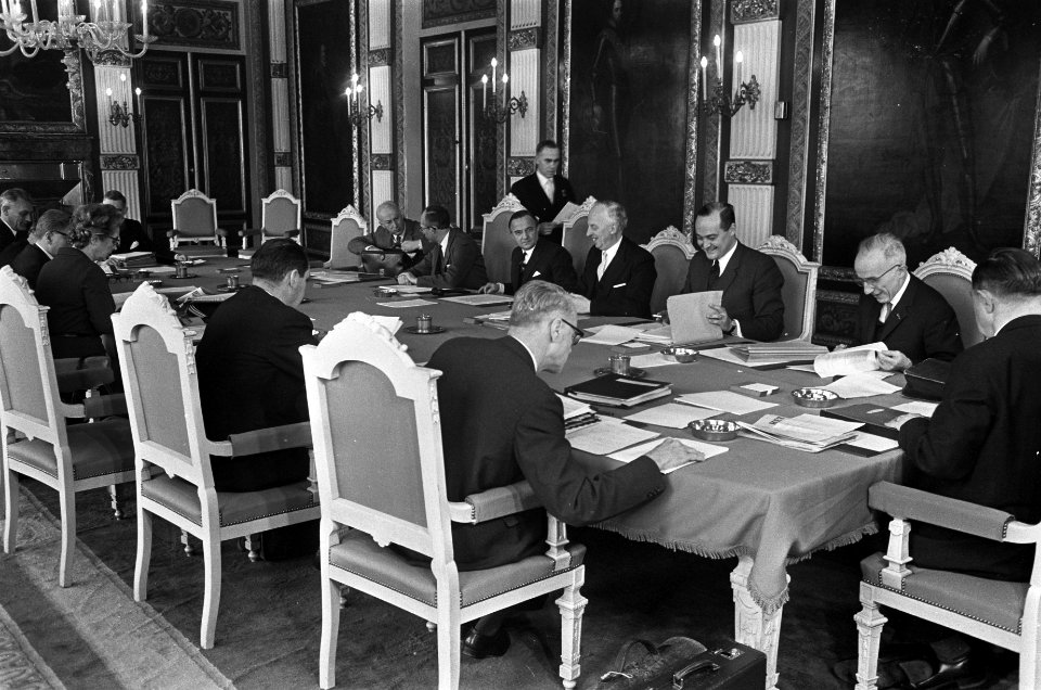 Ministerraad bijeen in de Treveszaal Den Haag , achter de tafel v.l.n.r. Bakker,, Bestanddeelnr 920-2139