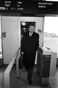 Minister Van Mierlo terug na reis naar Libanon en Italie. Minister Van Mierlo op, Bestanddeelnr 931-9048