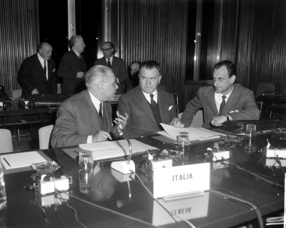 Ministerraad van de EEG te Brussel bijeen gekomen De Italiaanse delegatie met l, Bestanddeelnr 915-9121