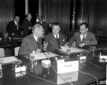 Ministerraad van de EEG te Brussel bijeen gekomen De Italiaanse delegatie met l, Bestanddeelnr 915-9121
