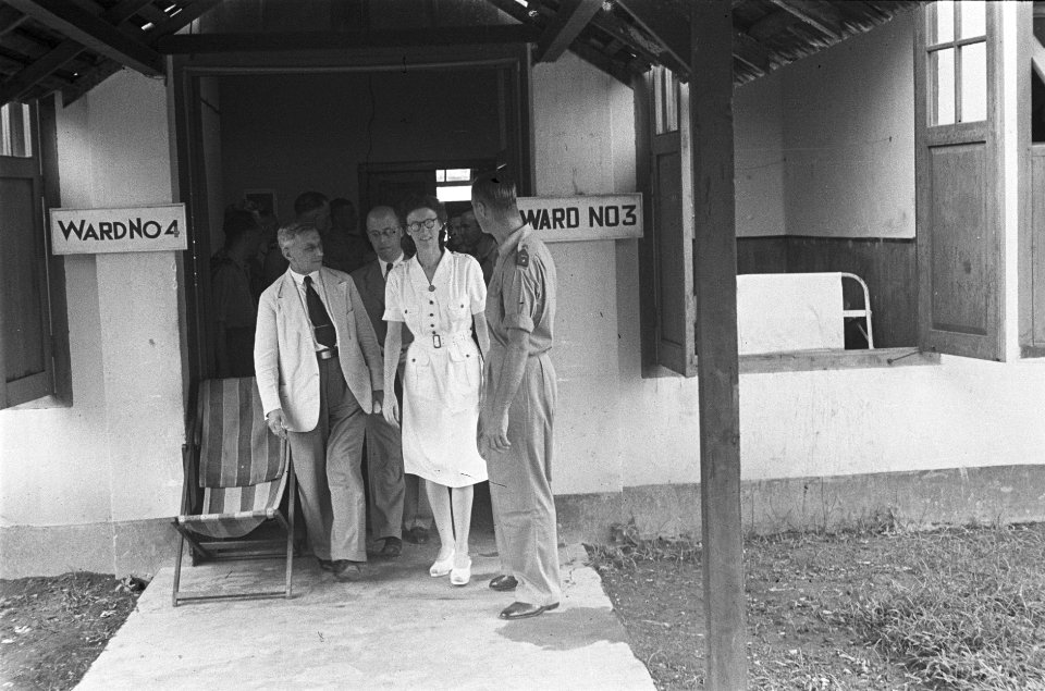 Minister-president Beel en minister Neher bezoeken Sumatra. Bezoek aan een milit, Bestanddeelnr 475-6-4