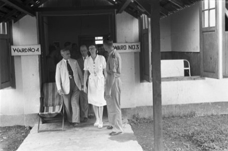 Minister-president Beel en minister Neher bezoeken Sumatra. Bezoek aan een milit, Bestanddeelnr 475-6-4