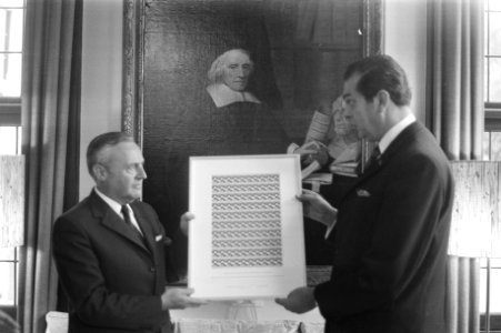 Minister-president Barend Biesheuvel (r) ontvangt de eerste postzegels uitgegeve, Bestanddeelnr 925-7170