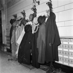 Ministerraad De jassen en hoeden van de ministers in de garderobe, Bestanddeelnr 900-8593