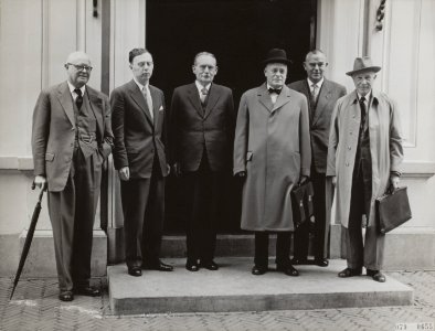Minister-president Dr. Drees ontvangt de fractievoorzitters van de vijf grootste, Bestanddeelnr 079-0655