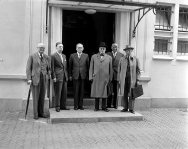 Minister-president Dr. Drees ontvangt de fractievoorzitters van de vijf grootste, Bestanddeelnr 907-8349