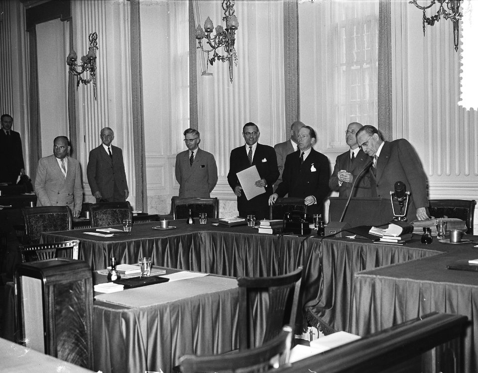 Ministers komen de Tweede Kamer binnen. Minister-president bij het spreekgestoel, Bestanddeelnr 907-1752