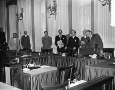 Ministers komen de Tweede Kamer binnen. Minister-president bij het spreekgestoel, Bestanddeelnr 907-1752