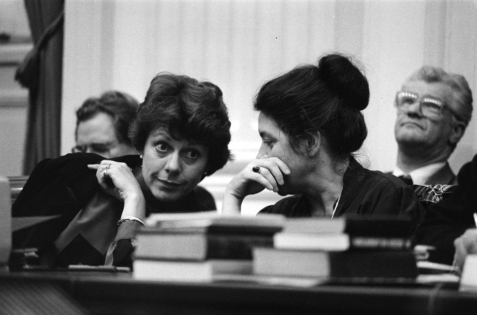 Ministers Smit-Kroes (Verkeer) en Schoo (Ontwikkelingssamenwerking) (r) tijdens , Bestanddeelnr 932-7304