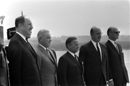 Ministers Roemenie in ons land bij aankomst Ypenburg. Minister Luns serveerde bi, Bestanddeelnr 920-5084