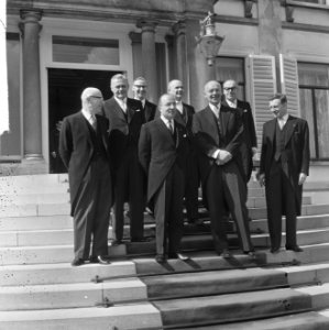 Ministers beëdigd op Paleis Soestdijk v.l.n.r. de heren ministers Samkalden, Sma, Bestanddeelnr 917-6513
