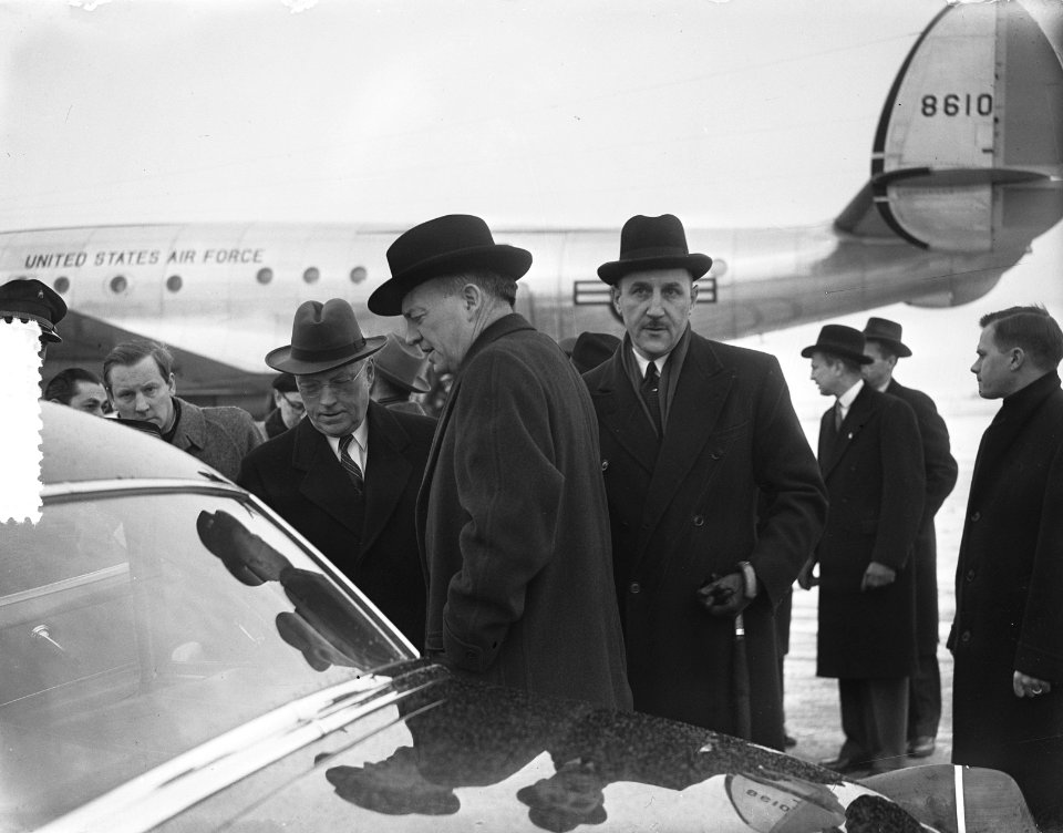 Ministers Foster Dulles en Stassen, aankomst Schiphol, Bestanddeelnr 905-5288