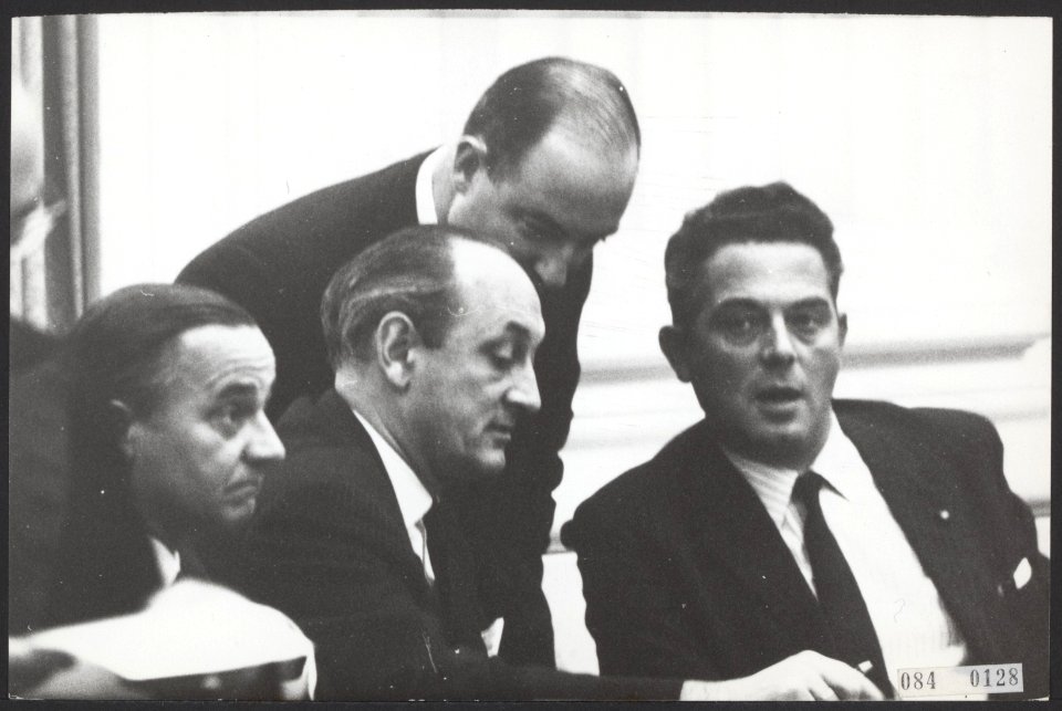 Ministers, tweede kamer, vergaderingen, Marijnen, Victor, Toxopeus, Edzo, Bestanddeelnr 084-0128