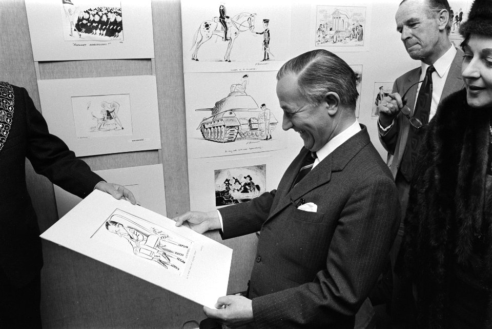 Minister-president De Jong (m) krijgt een tekening uit handen van loco- burgemee, Bestanddeelnr 924-4656