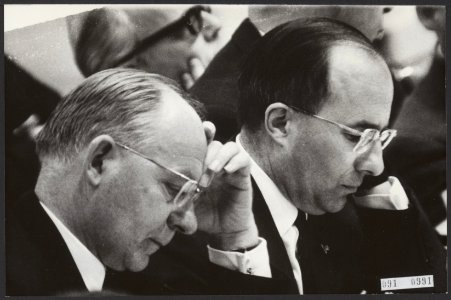 Ministers, tweede kamer, vergaderingen, Cals, Jo, Bestanddeelnr 091-0991