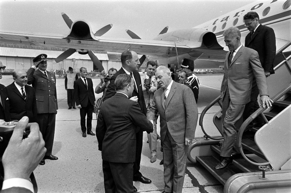 Ministers Roemenie in ons land bij aankomst Ypenburg. Minister Luns serveerde bi, Bestanddeelnr 920-5080