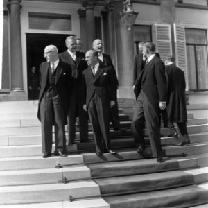 Ministers beëdigd op Paleis Soestdijk v.l.n.r. de heren ministers Samkalden, Sma, Bestanddeelnr 917-6517