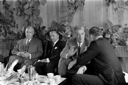 Ministers Roemenie in ons land bij aankomst Ypenburg. Minister Luns serveerde bi, Bestanddeelnr 920-5082