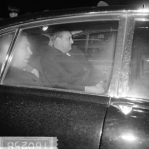 Ministers op Soestdijk, in de auto links minister Biesheuvel en minister Toxopeu, Bestanddeelnr 916-0258