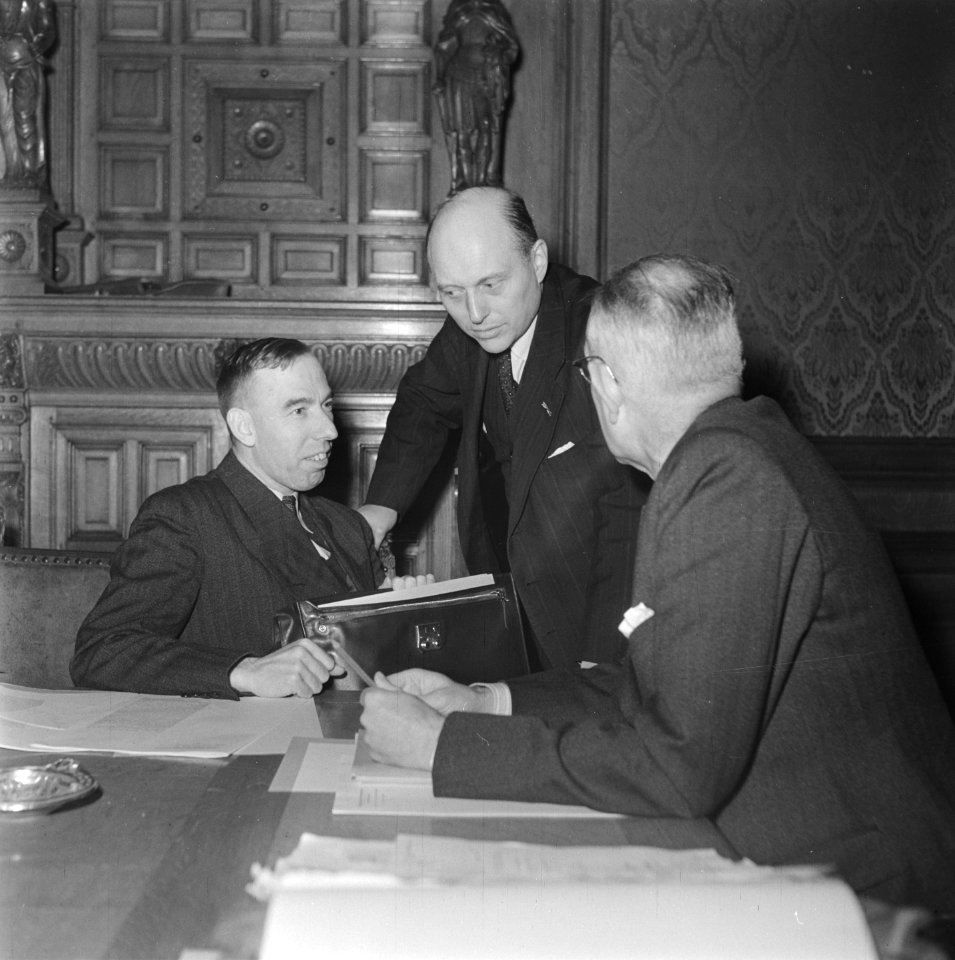 Ministerraad Vlnr H Vos (Handel en Nijverheid), W Schermerhorn (minister-pre, Bestanddeelnr 900-8591